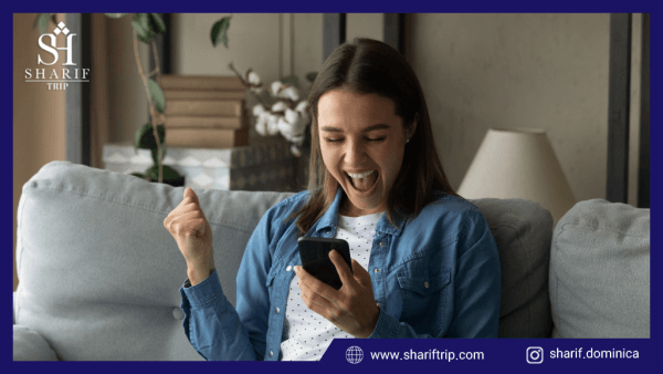 خوشحالی یک زن از دریافت خبر خوش در مورد گرفتن جاب آفر